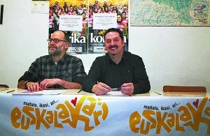 Presentación. Jesús Mari Makazaga, miembro de Euskaltzaindia, participó en la presentación.