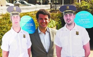 Gómez Ugalde con dos de los 'agentes de cartón' (se desconoce si son los 'detenidos'), que «reforzarán la vigilancia» en Donostia.