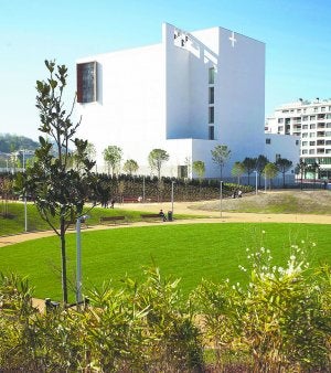 La iglesia de Riberas. El exterior ya está acabado con todos sus remates. ::
MICHELENA