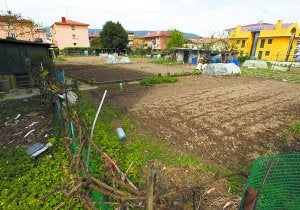 Esta es la parcela, entre las calles Aduana y Alberto Larzabal, que acogerá los apartamentos. ::
F. DE LA
HERA