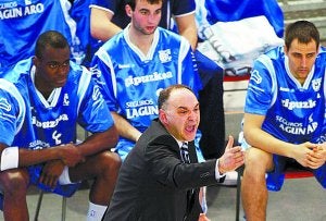 Intensidad. Pablo Laso protesta un lance del encuentro ayer en Alicante. ::
EFE