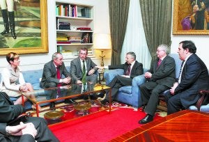 Cumbre. Arantxa Tapia, Iñaki Arriola, Markel Olano, José Blanco, Miguel Buen y Ernesto Gasco, ayer por la tarde en la sede del Ministerio de Fomento. ::                             PEDRO LÓPEZ