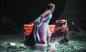 Ainhoa Arteta termina la obra chapoteando en la piscina del escenario. ::
FERNANDO GÓMEZ