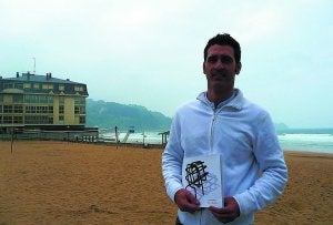 Iñigo Manterola, con su nuevo catálogo en la mano, antes de emprender viaje a México. ::
ETXEBERRIA