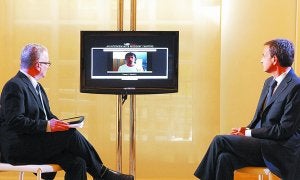 Zapatero atiende la pregunta de un internauta durante la entrevista. ::
EFE