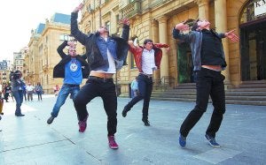 En acción. Kukai presentó la obra 'Karrikan' con un breve directo en la plaza del Buen Pastor. ::
USOZ