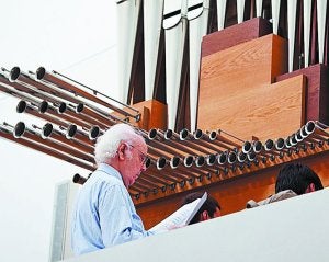 El compositor González Acilu, junto al órgano de la iglesia.