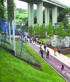 Jardines. Los tolosarras se sumaron a la iniciativa y ayer muchos pasearon entre los jardines diseñados por paisajistas de renombre en Euskadi. ::                             FOTOS KLISK