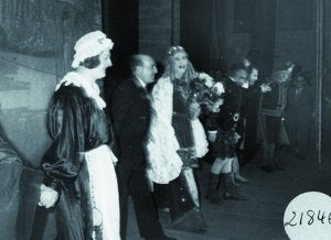 Saludos y aplausos tras la representación de 'Amaya' en 1952. ::
KUTXA FOTOTEKA