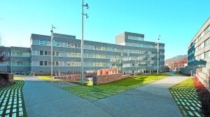 Apartamentos. Los edificios conforman una plaza a la que acceden los inquilinos de los 106 apartamentos. ::
JESÚS MARTÍN