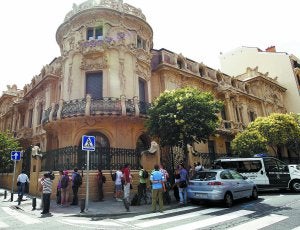 Expectación. Periodistas y fotógrafos siguieron el registro que realizó la policía en la sede de la SGAE. ::
MANUEL H. DE LEÓN