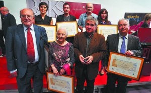 Diplomak eskuan dituztela, atzealdean Ainhoa Oiartzabal, Goiena Komunikazio Taldeko ordezkariak eta Igone Fernandez Mariezkurrena. Aurraldean, berriz, Ignazio Arregi, Miren Jone Azurza, Bernardo Atxaga eta Xabier Kintana. ::
J. I. UNANUE