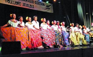 Miembros del grupo folklórico 'Tonalli ambar', de Mexico, durante el espectáculo en Aita Mari. ::
ROMATET