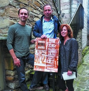 Cartel. Eneko Agirre, Iñaki Agirrezabalaga y Miriam Romatet con el cartel anunciador del Festival. ::
ROMATET