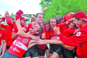 Celebración. Los remeros de la 'Tomatera' celebraron la victoria en tierra. ::
JOSE IGNACIO UNANUE