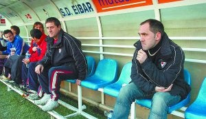 Confianza. Fran Garagarza, en el banquillo del Eibar en su etapa como ayudante de Mandiola en Segunda División. ::
MORQUECHO