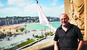 Juan Karlos Izagirre, en uno de los balcones del Ayuntamiento, afronta su primera Semana Grande como alcalde de San Sebastián. :: JOSE USOZ