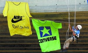 Activistas de Greenpeace cuelgan un cartel en Filipinas. ::
GREENPEACE