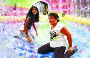 A rodar. La bola giratoria es una de las atracciones de estas fiestas.
