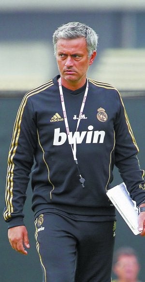 Serio. Mourinho, en una sesión de entrenamiento. ::
EFE