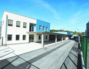 Nueva ikastola. Ikasbide impartió ayer sus primeras clases en Riberas de Loiola. ::                             UNANUE