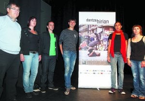 Presentación. Miembros de la organización con el cartel de Dantza Hirian. ::
ARIZMENDI