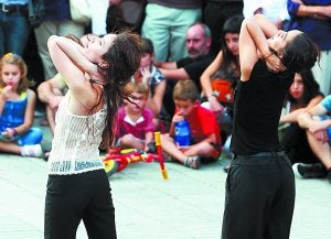 Se pudieron ver, en la tarde del domingo, cuatro espectáculos de danza distintos con el objetivo de mostrar el mundo de la danza en espacios contemporáneos. ::                             ARIZMENDI