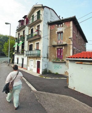 Una vecina camina por una de las aceras de la zona de Txomin Enea. ::
LOBO ALTUNA
