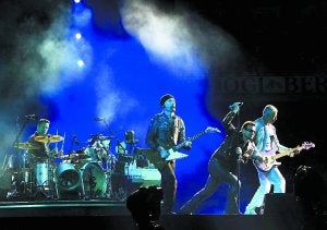 U2, durante su actuación en el estadio de Anoeta en septiembre del año pasado. ::                             USOZ