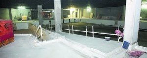 Obra. Pese al aspecto de la sala de piscinas obtenida esta semana, sólo quedan rematar las instalaciones y los revestimientos, que estarán listos en un mes. Después se procederá al equipamiento de las instalaciones. ::                             REPORTAJE FOTOGRÁFICO: JUANTXO LUSA