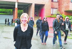 En el Instituto. La profesora Carolyn Corrie en el patio del Instituto de Beasain. ::                             JUANTXO UNANUA