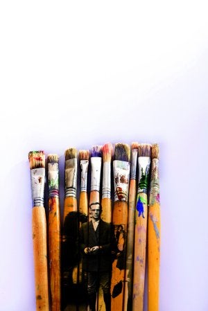 El autor y su obra. El escritor británico William Boyd. A la derecha, 'Puente nº 114', la pieza de Nat Tate que se subasta. ::
MANUEL H. DE LEÓN/EFE Y SOTHEBY'S