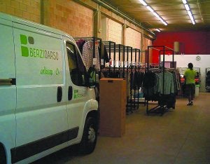 Berzioarso. El vehículo adquirido para transportar ropa desde las instalaciones de la empresa a tiendas.