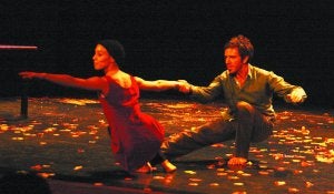 Claire Ducreux y Toni Mira en plena actuación en el escenario de la Manuel Lekuona. ::
TXEMA