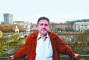 El presidente del PSE-EE, Jesús Eguiguren, ayer en un balcón de la sede donostiarra del partido. ::                             UNANUE