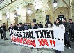 Durante el Pleno. Trabajadores de la OTA y representantes de ELA se concentraron ante el Ayuntamiento el miércoles. ::
F. DE LA HERA