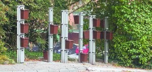 Antzuola es la localidad del Alto Deba pionera en la implantación del puerta a puerta, sistema que funciona desde el pasado mes de marzo con los colgadores situados más o menos donde antes estaban los contenedores . ::                             DV