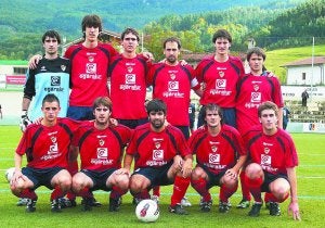 Primer equipo. Los jugadores del División Honor Regional, que llevan cuatro jornadas sin perder.