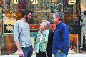 Falta Ibón, cuarta generación. Cuarenta años de El Rincón del Arte. A la derecha de Rosa, su nieto Gorka. A su izquierda, su hijo. ::                             LOBO ALTU                            NA