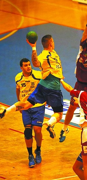 En suspensión. Un jugador de Bidasoa lanza a portería. ::
F. DE LA HERA