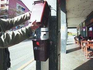 Usurbil. Un vecino de Usurbil deposita los residuos junto a su portal para su recogida. ::                             USOZ