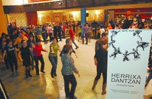 Herrixa dantzan. Alumnos participantes en una de las clases que se impartieron.
