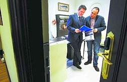 Presupuesto. Santano y Páez repasan en Alcaldía las cuentas municipales para 2012. ::                             F. DE LA HERA