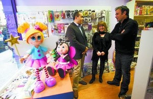 K-Biziak. Páez con los responsables de la tienda Eskuka, los hermanos Josema y Mertxe. ::
F. DE LA HERA