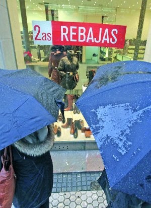 Los comercios ya han rebajado varias veces el género. ::
LOBO ALTUNA