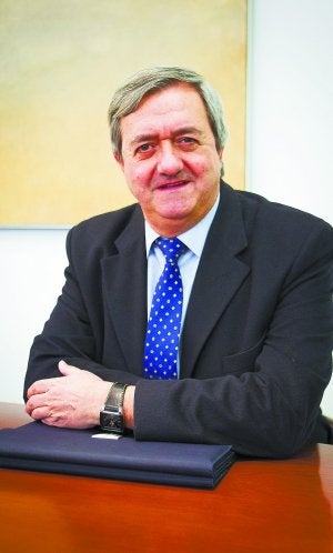 El consejero de Economía y Hacienda, Carlos Aguirre, antes de la entrevista. ::                             USOZ