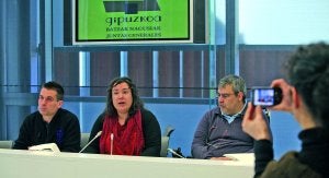 Iban Asenjo, Idoia Ormazabal y Enrique Martínez anuncian en las Juntas la petición de comparecencia. ::                             LUSA