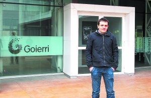 Iñaki Setien. Goierri Berrikuntza Guneko eraikin nagusiaren sarreran. ::
ELOSEGI