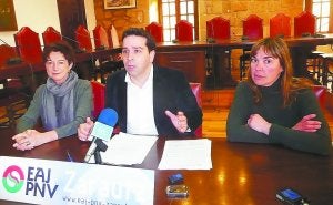Maribel Albizu, Imanol Lasa y Maite Garrastazu, en el Ayuntamiento de Zarautz. ::                             ANTXON