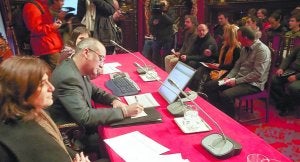 Martin Garitano y Helena Franco, en una reunión con los alcaldes sobre el fondo foral. ::                             MICHELENA